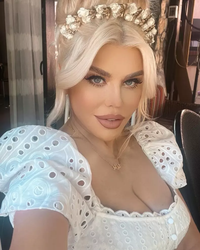 Loredana-Groza-a-pozat-fara-lengerie-intima-pe-Internet-6