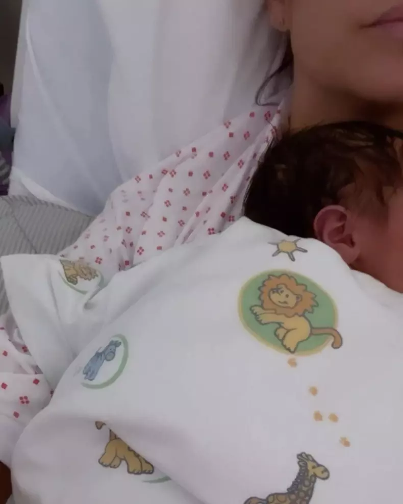 Magda-Palimariu-prima-fotografie-alaturi-de-bebelusul-ei-4