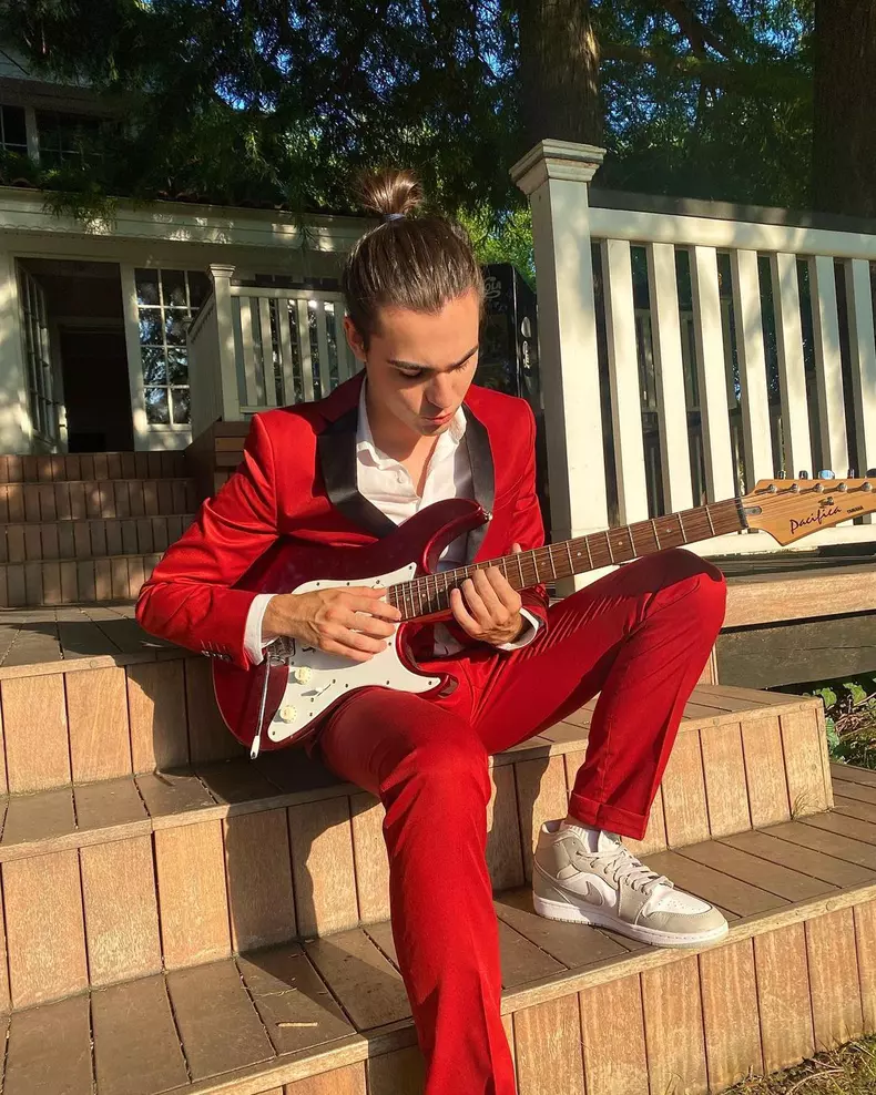 Radu-Stefan-Banica-a-lansat-prima-lui-melodie.-Ce-mesaj-i-a-transmis-Andreea-Marin-4