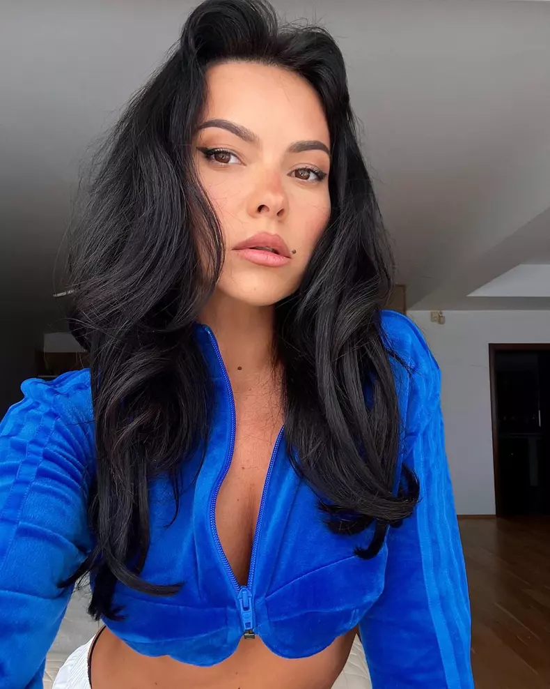 Inna-provocatoare-intr-un-costum-de-baie-minuscul-4