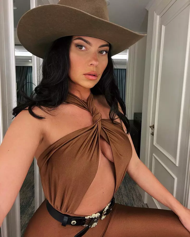 Inna-provocatoare-intr-un-costum-de-baie-minuscul-5