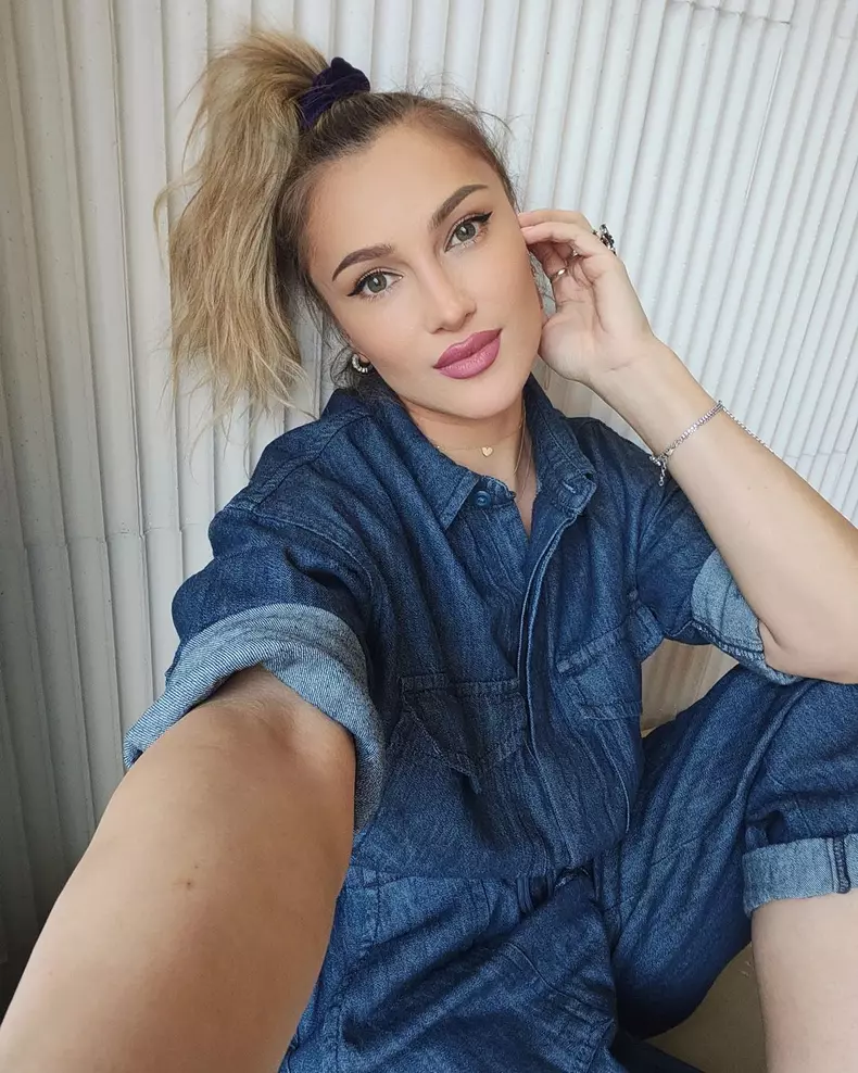 Lora a îmbrăcat rochia de mireasă. Cum au reacționat fanii