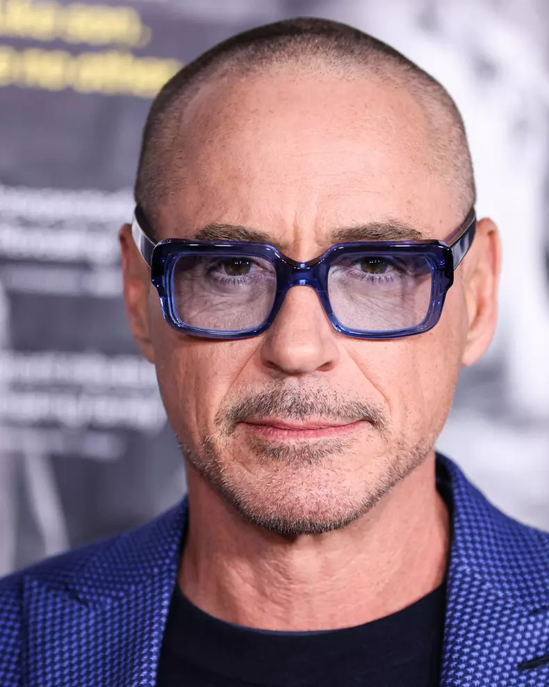 Robert Downey Jr. are un nou look, după ce copiii l-au ras în cap