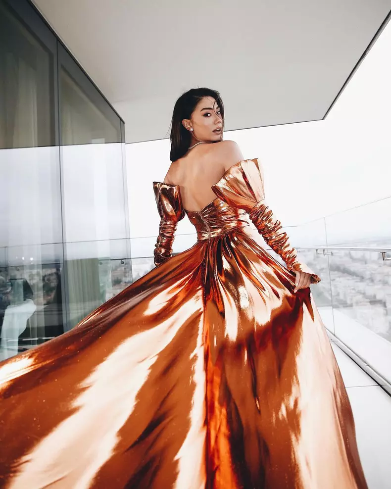 intre-lume-si-noi-noul-serial-al-lui-demet-ozdemir-este-disponibil-la-disney-plus-3