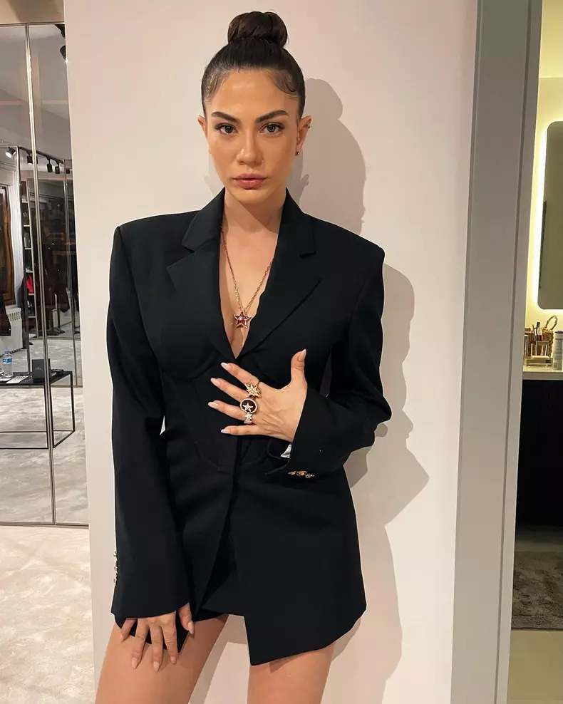 intre-lume-si-noi-noul-serial-al-lui-demet-ozdemir-este-disponibil-la-disney-plus-5