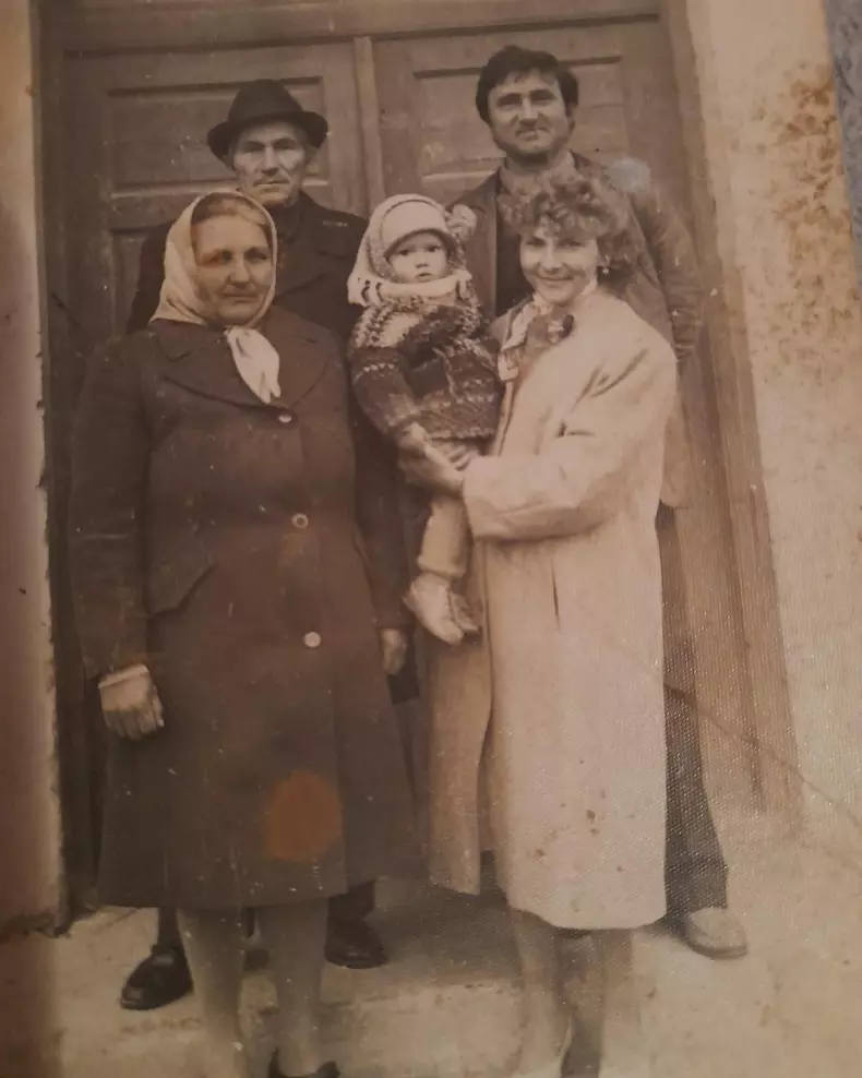 adela-popescu-imagini-emotionante-din-copilarie-4