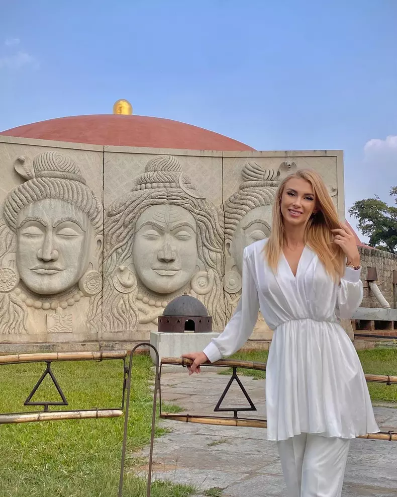 andreea-balan-fericita-sa-l-intilneasca-pe-sadhguru-in-india-1