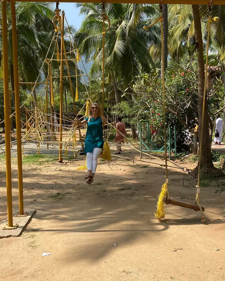 andreea-balan-fericita-sa-l-intilneasca-pe-sadhguru-in-india-7