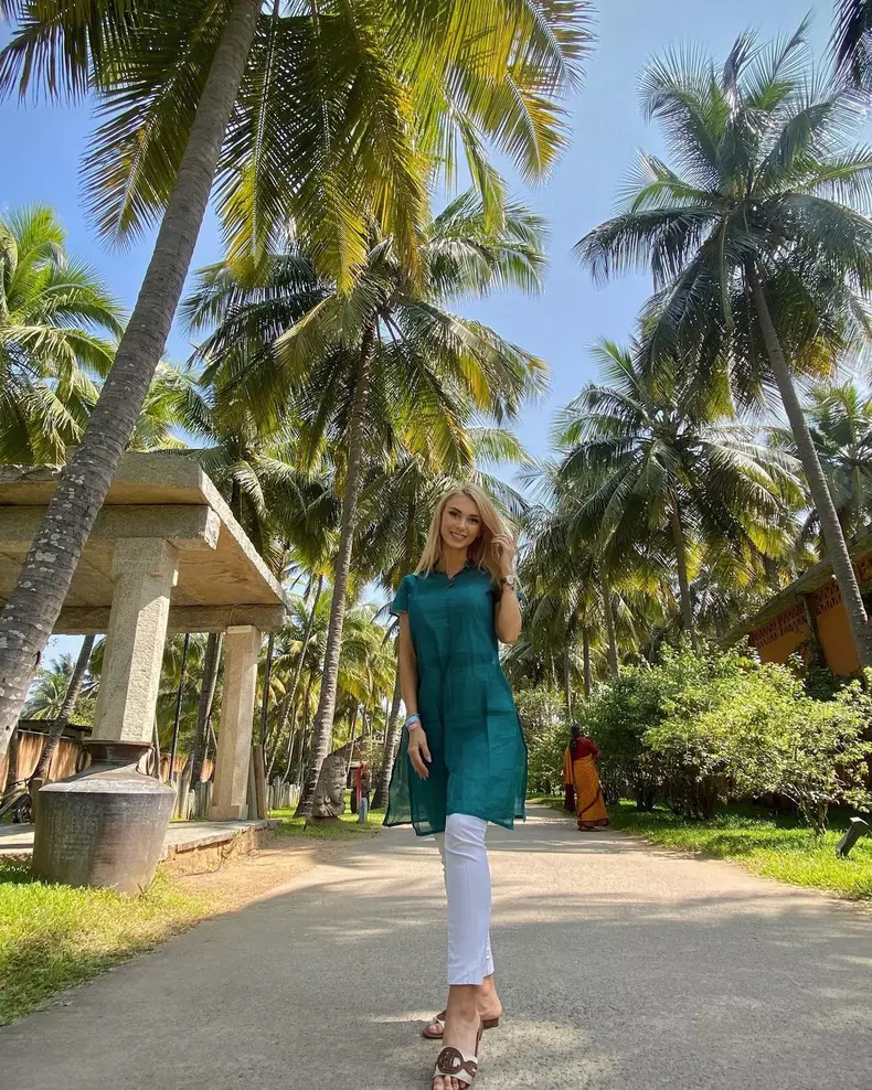 andreea-balan-fericita-sa-l-intilneasca-pe-sadhguru-in-india-8