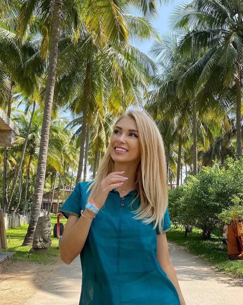 andreea-balan-fericita-sa-l-intilneasca-pe-sadhguru-in-india-9