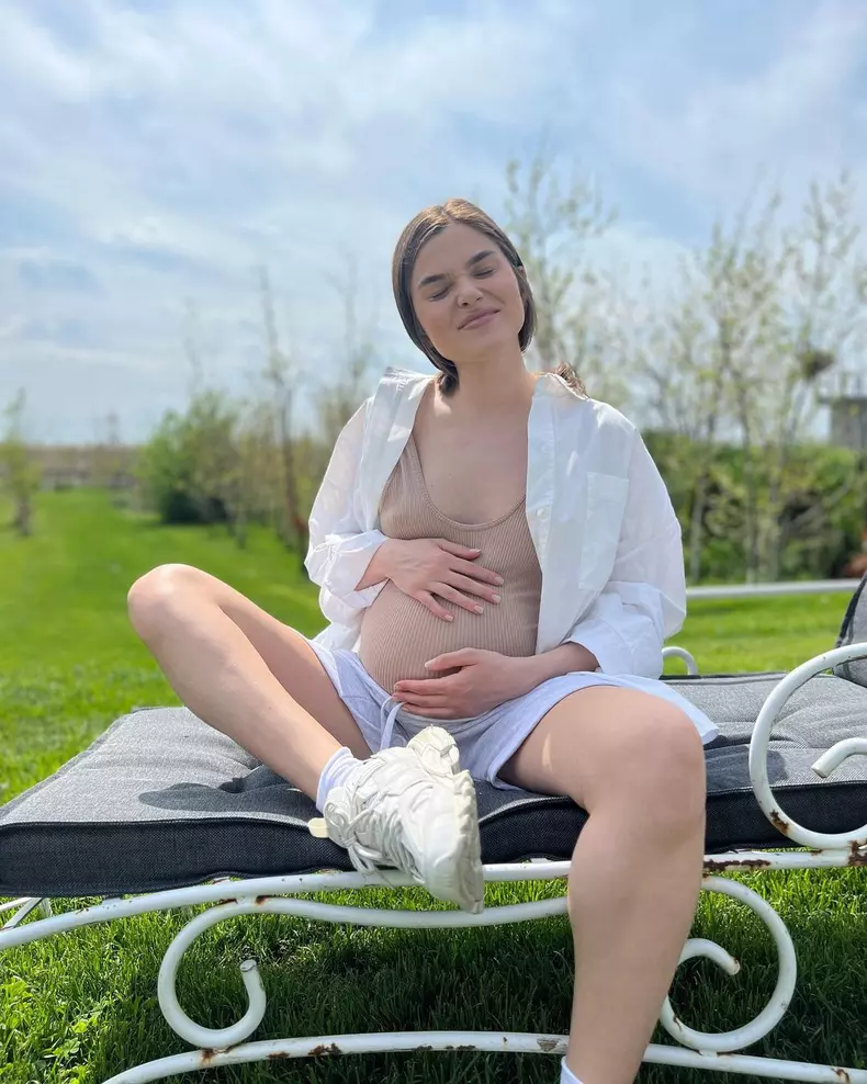 theo-rose-noi-imagini-cu-burtica-de-graviduta-2