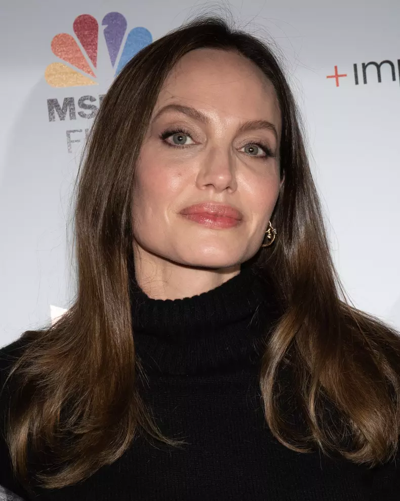Angelina Jolie, rugăminte pentru fanii ei, la 15 ani de la moartea mamei sale