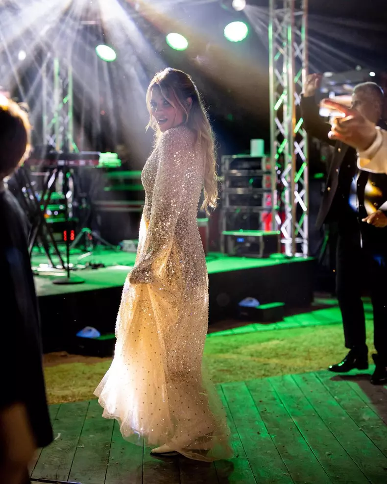 cum-si-a-ales-gina-pistol-rochia-de-mireasa-1