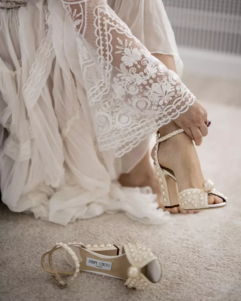 cum-si-a-ales-gina-pistol-rochia-de-mireasa-2