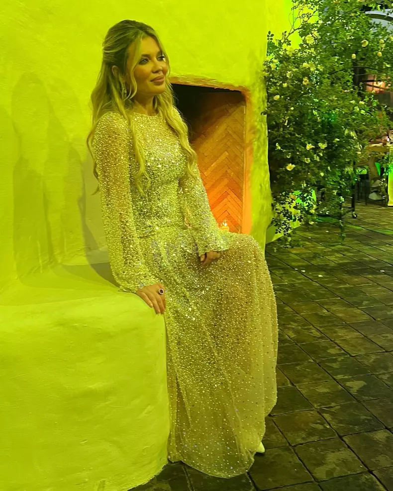 cum-si-a-ales-gina-pistol-rochia-de-mireasa-5