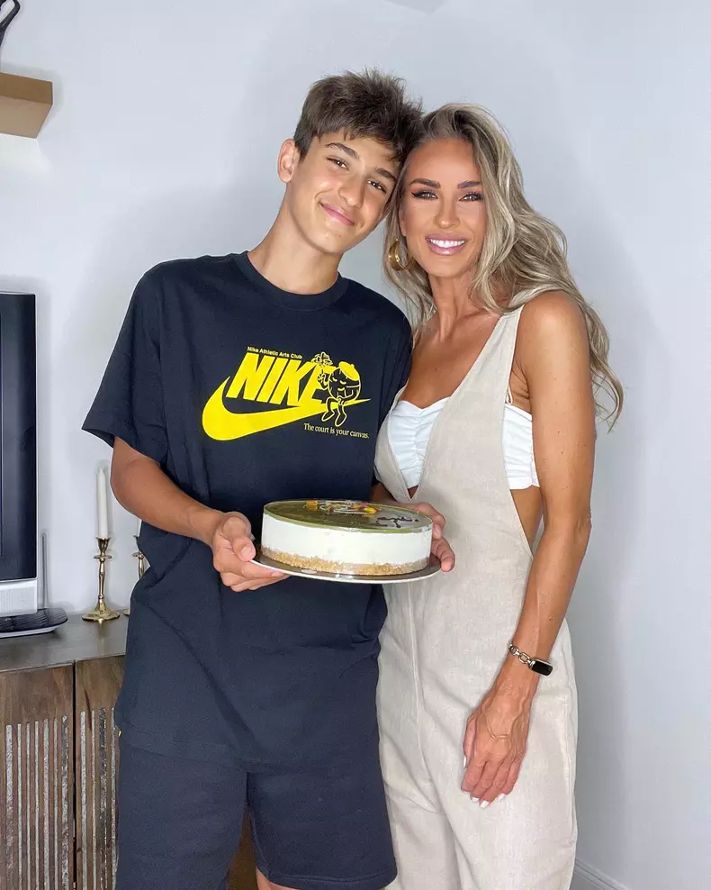 Diana Munteanu, mesaj emoționant pentru fiul ei. David a împlinit 14 ani. „Mă ridic pe vârfuri să-l pup”