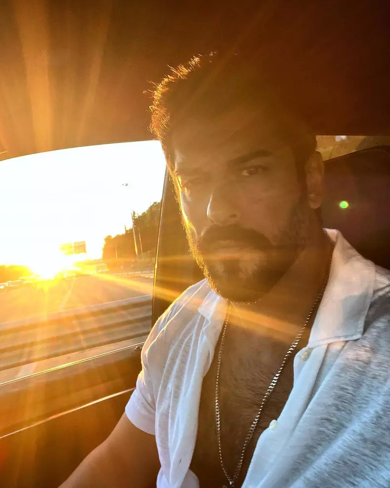 Burak Özçivit a bătut din nou palma cu gigantul Netflix