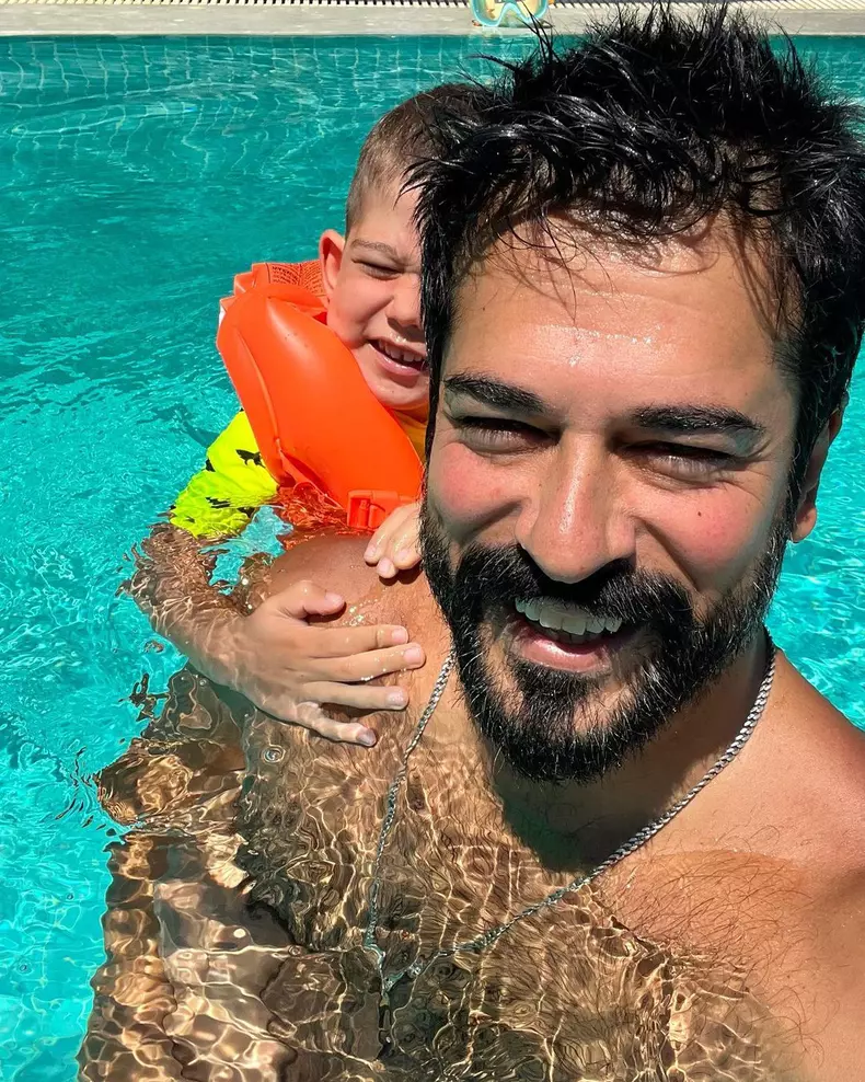 Burak Özçivit a bătut din nou palma cu gigantul Netflix