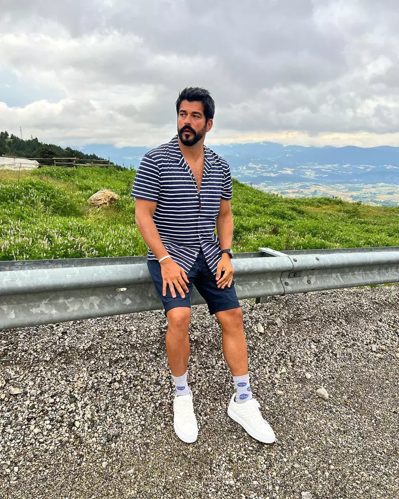 Burak Özçivit a bătut din nou palma cu gigantul Netflix