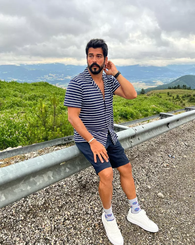 Burak Özçivit a bătut din nou palma cu gigantul Netflix