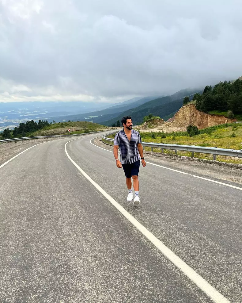 Burak Özçivit a bătut din nou palma cu gigantul Netflix