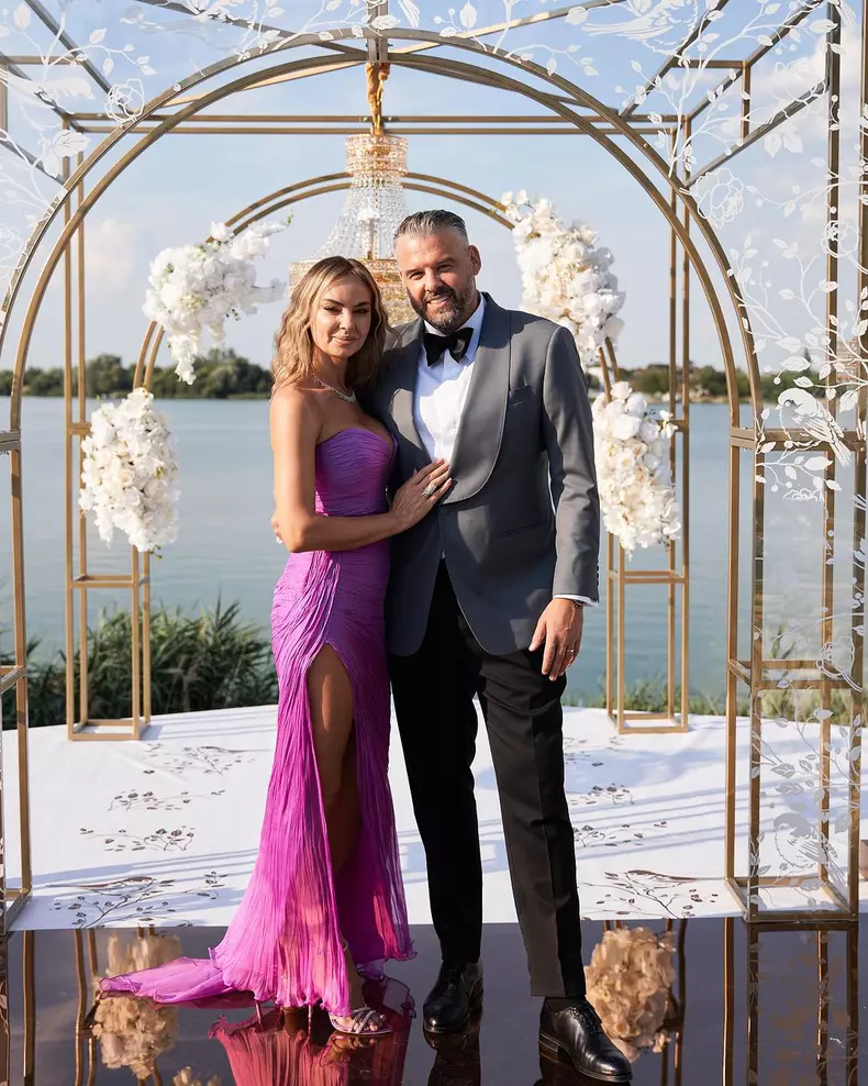 Cât a plătit Roxana Ionescu pentru rochiile purtate la nunta lui Dani Oțil. Nașa a făcut furori cu ținutele alese