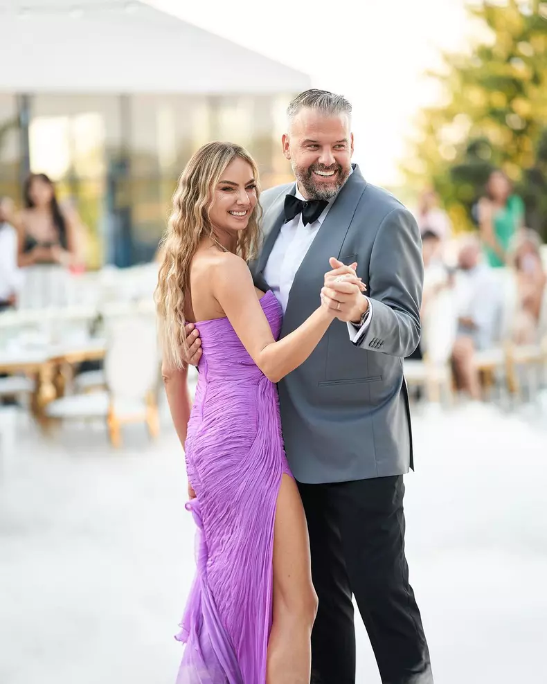 Cât a plătit Roxana Ionescu pentru rochiile purtate la nunta lui Dani Oțil. Nașa a făcut furori cu ținutele alese