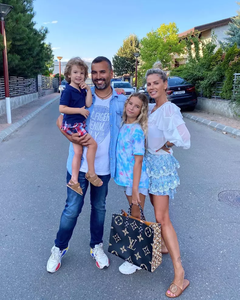 Andreea Bănică, soțul ei și copiii lor