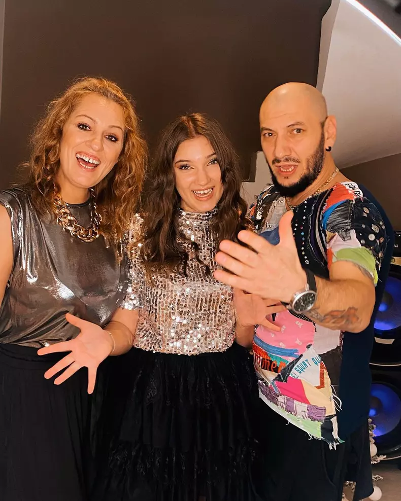 Nick, soția lui Cătălina și fiica lor Andreea