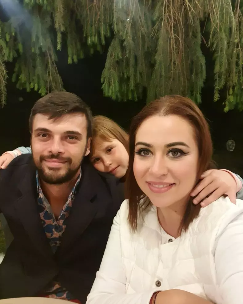 Oana Roman, Marius Elisei și fiica lor Isabela