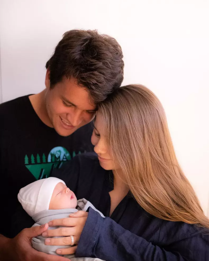 Bindi Irwin, Chandler Powell și fiica lor Grace Warrior Irwin Powell