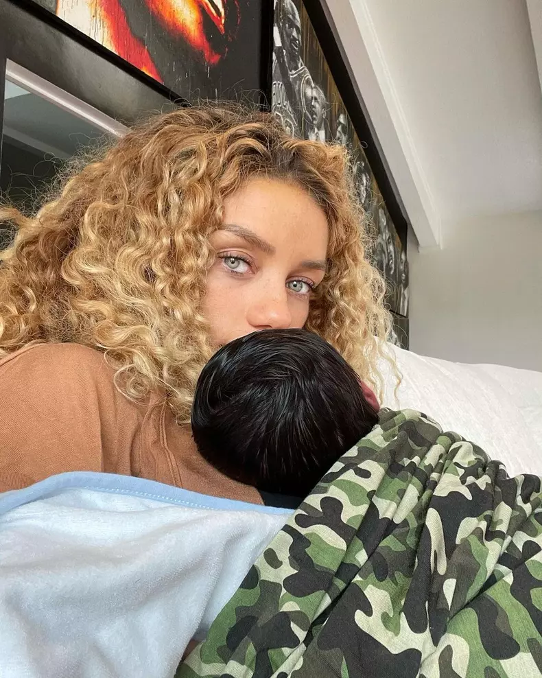 Jena Frumes și fiul ei