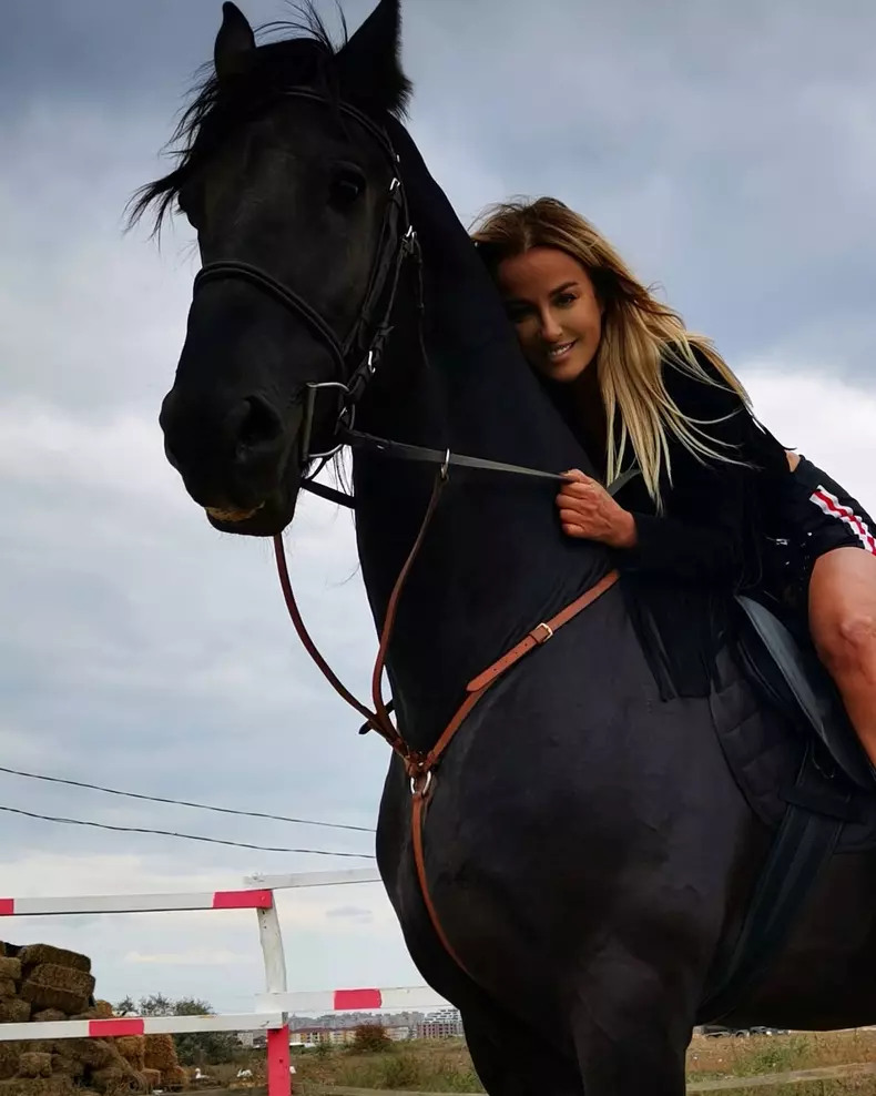 Tania Budi și calul ei, Cezar