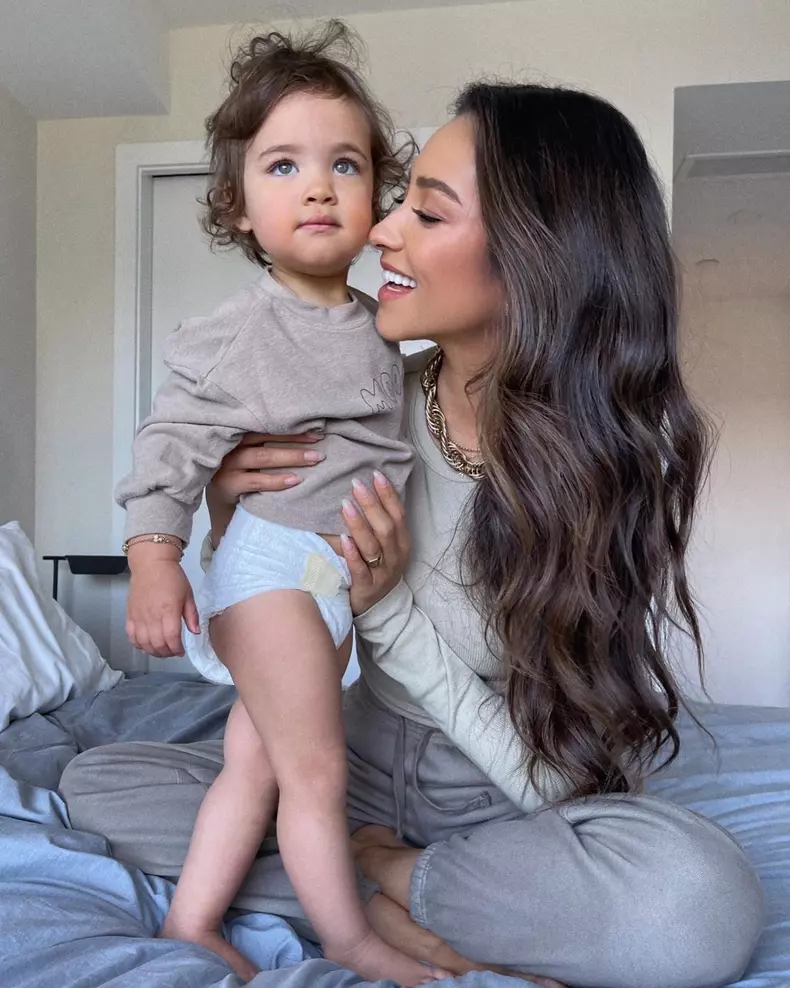 Shay Mitchell copil