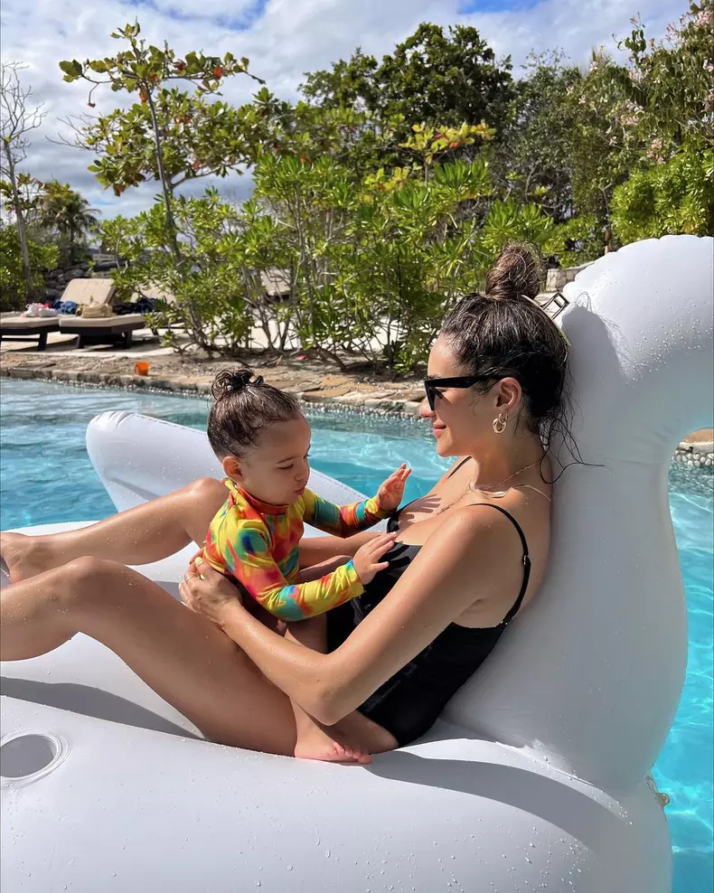 Shay Mitchell copil fiica Atlas