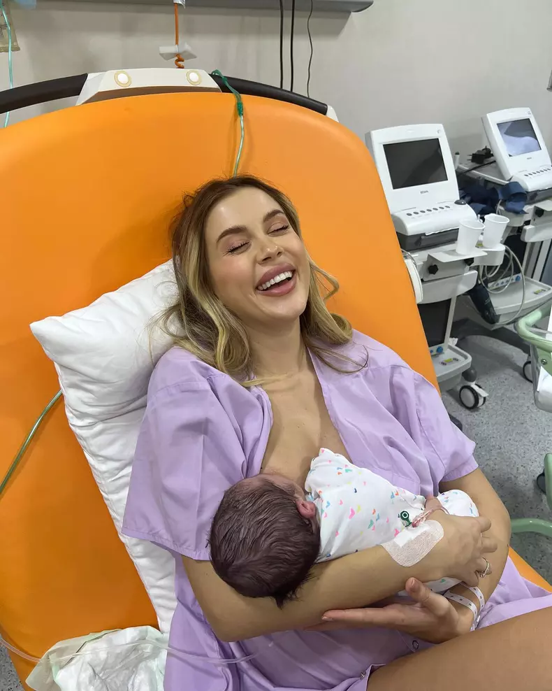 Emily Burghelea a povestit experiența nașterii: "Andrei îmi împingea cu capul în piept"