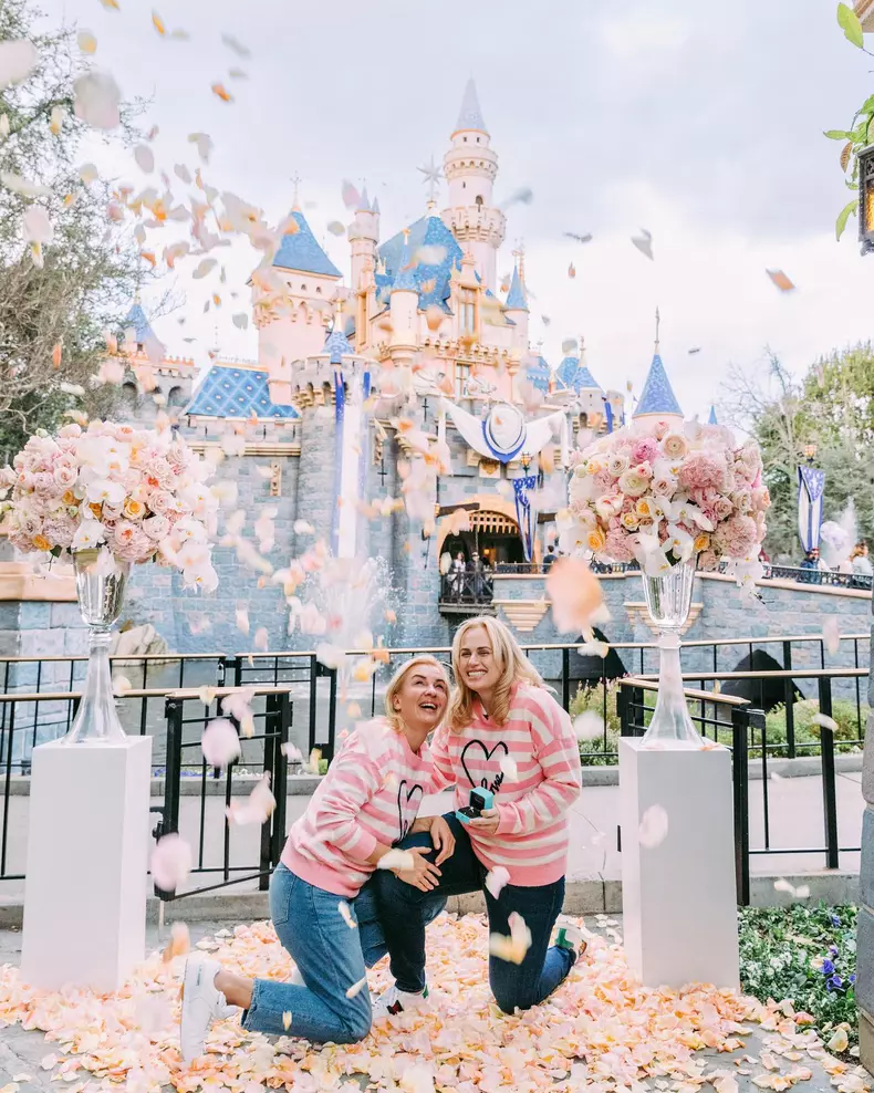 Rebel Wilson și Ramona Agruma s-au logodit la Disneyland