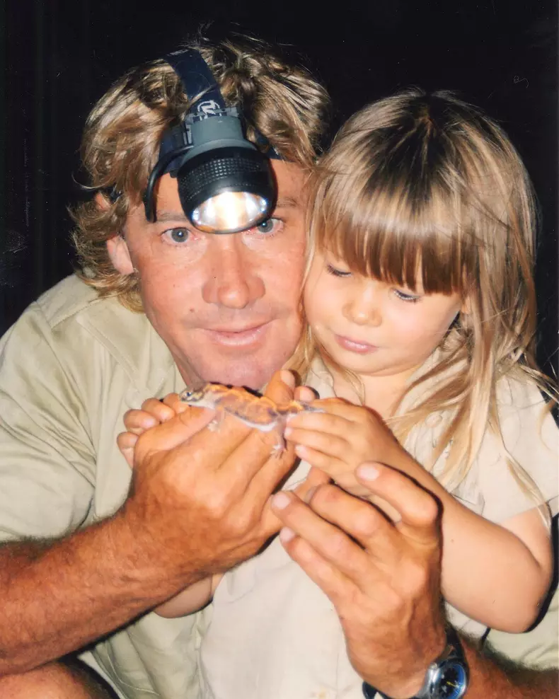 Fiica regretatului Steve Irwin are dureri atroce de 10 ani. " Doctorul mi-a spus că e ceva cu care trebuie să trăiești dacă ești femeie"
