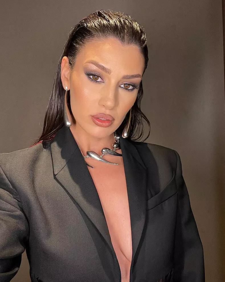 Coafuri 2023 Alina Eremia wet look