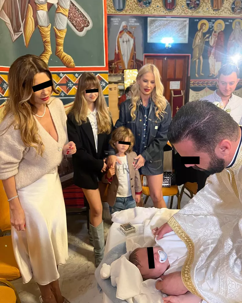 Andreea Bănică fustă mini biserică