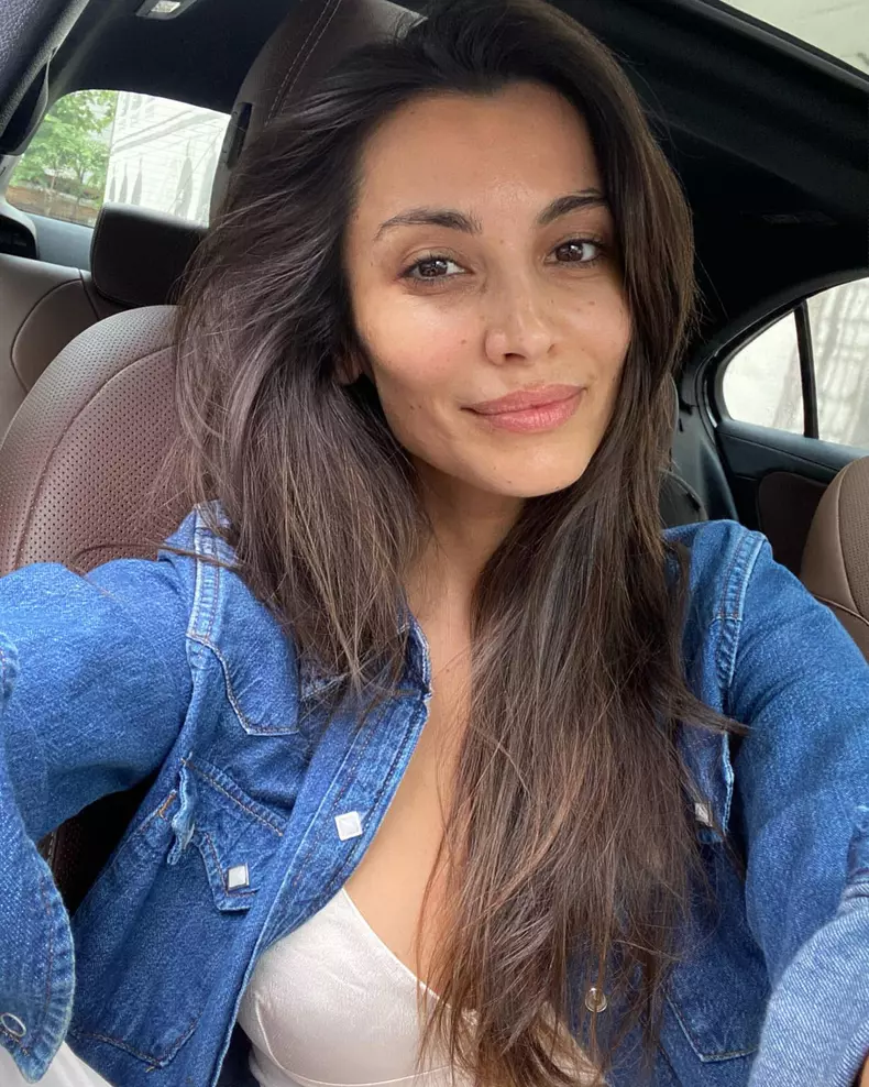 Lili Sandu selfie (2)