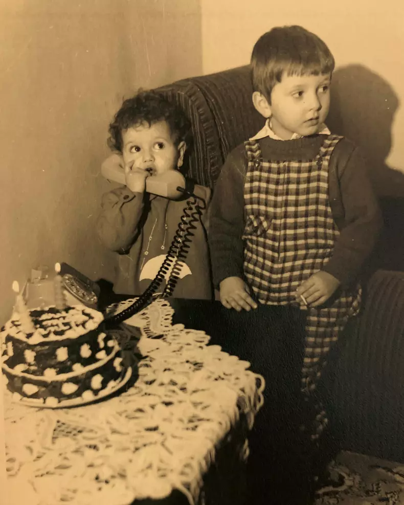 Mihai Morar și sora lui în copilărie.