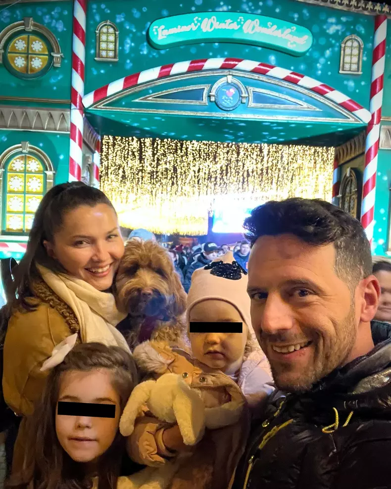 Adi Nartea, soția lui, Alina Nartea Ferinceac, și fetițele lor, Mara și Petra