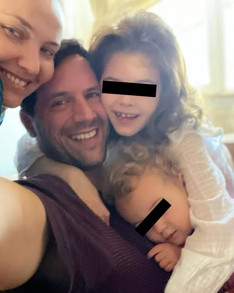 Adi Nartea, soția lui, Alina Nartea Ferinceac, și fetițele lor, Mara și Petra