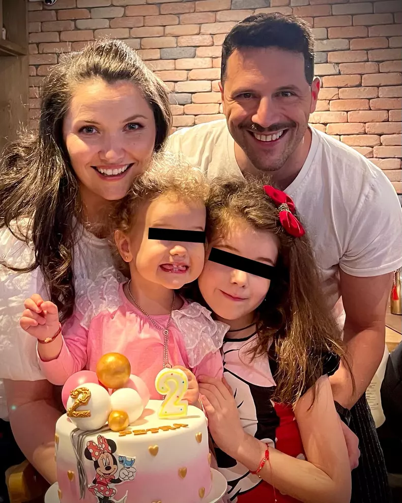 Adrian Nartea, soția lui, Alina Nartea Ferinceac, și fetițele lor, Mara și Petra