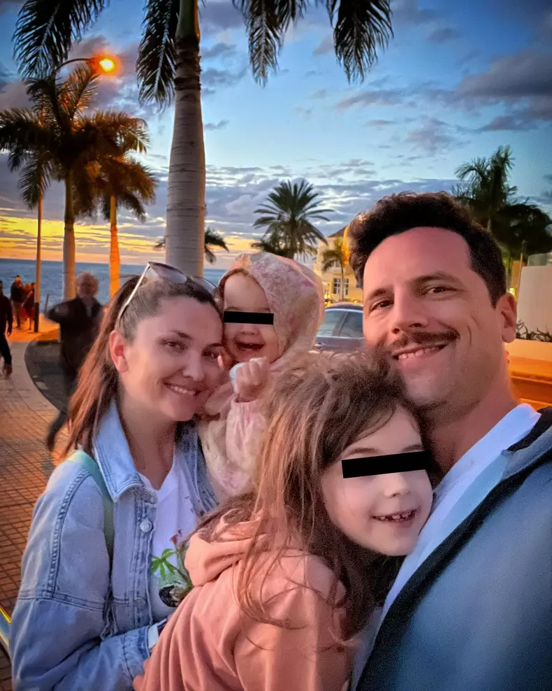 Adrian Nartea, soția lui, Alina Nartea Ferinceac, și fetițele lor, Mara și Petra