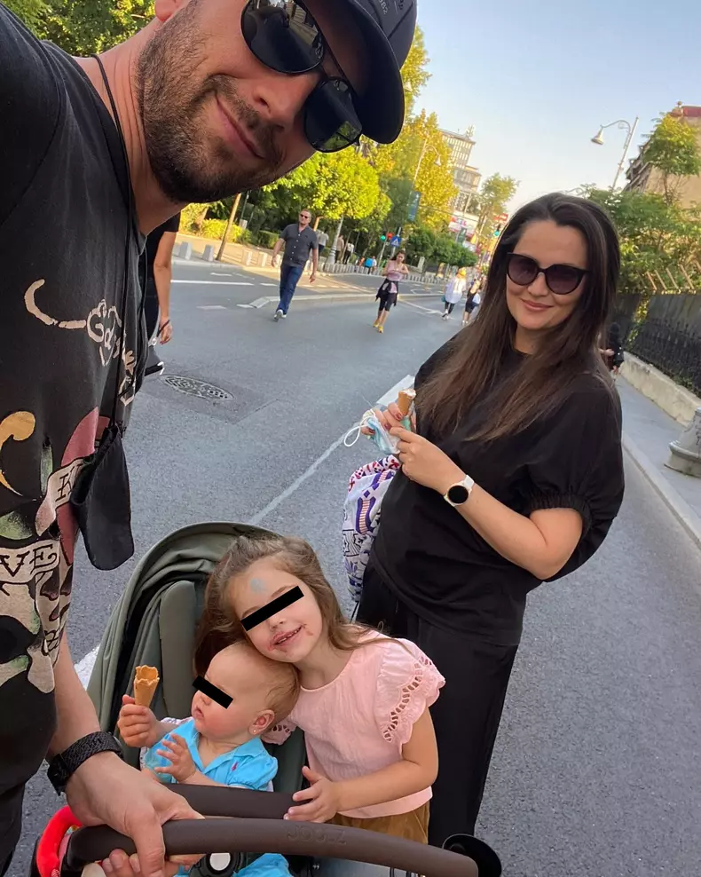 Adrian Nartea, soția lui, Alina Nartea, și fetițele lor, Mara și Petra
