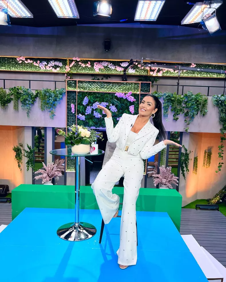 Andreea Mantea în platoul emisiunii Casa Iubirii de la Kanal D în costum alb
