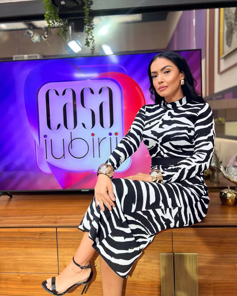 Andreea Mantea în platoul emisiunii Casa Iubirii de la Kanal D în rochie animal print zebră