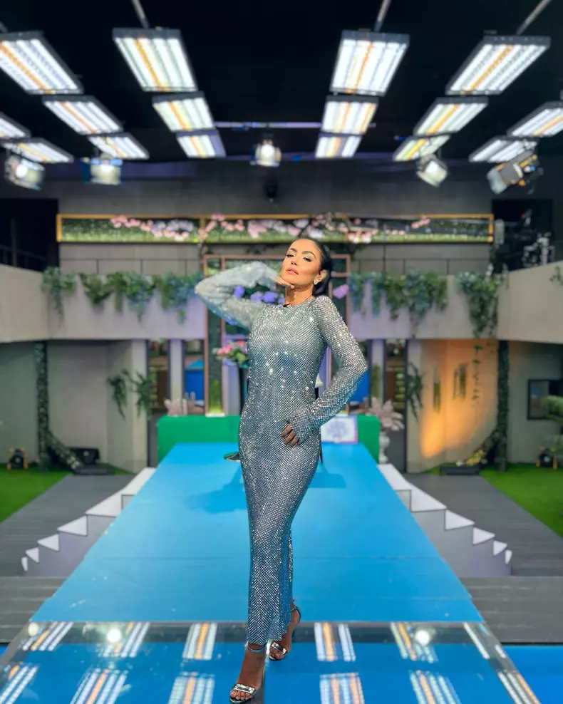 Andreea Mantea în platoul emisiunii Casa Iubirii de la Kanal D în rochie argintie